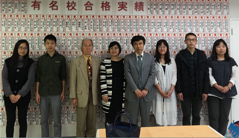 日本九州外国语学院领导以及张芳老师、我校留学生合影